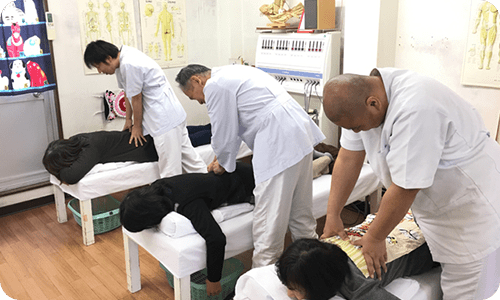 熟練の手技、指圧で丁寧に対応